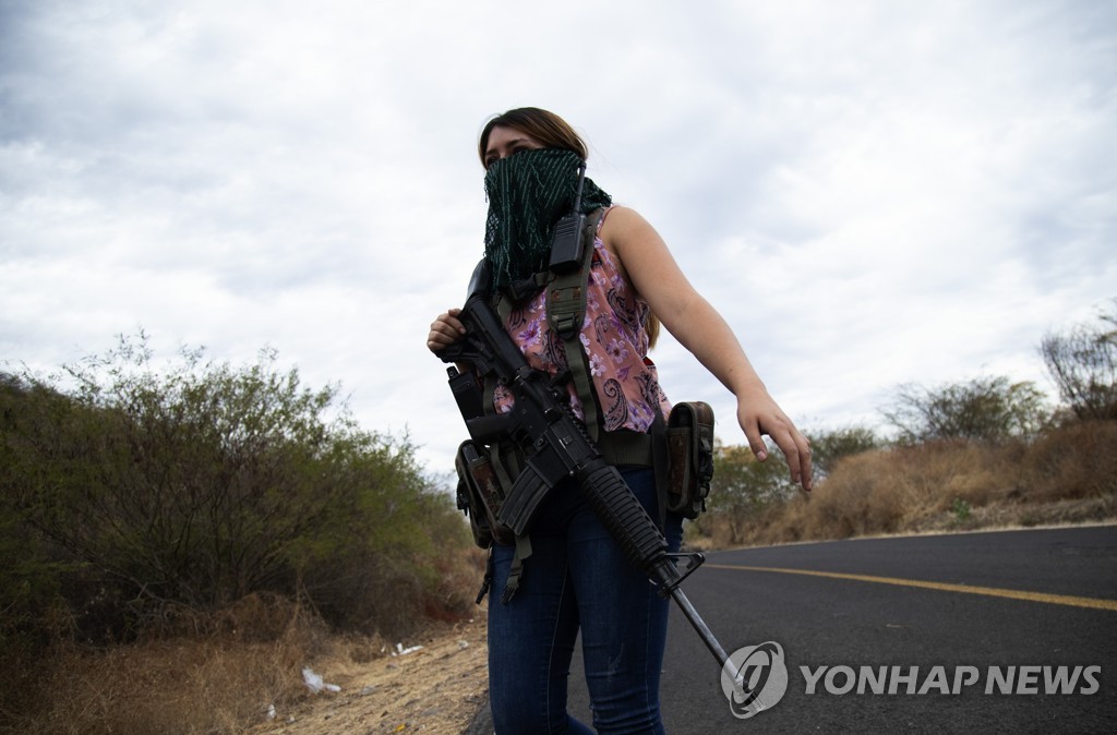 총 들고 마을 입구 지키는 멕시코 여성 자경단원
