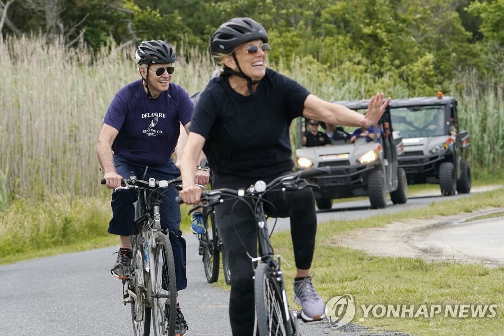 70세 생일 맞은 아내와 공원서 자전거 타는 바이든 [AP=연합뉴스 자료사진]