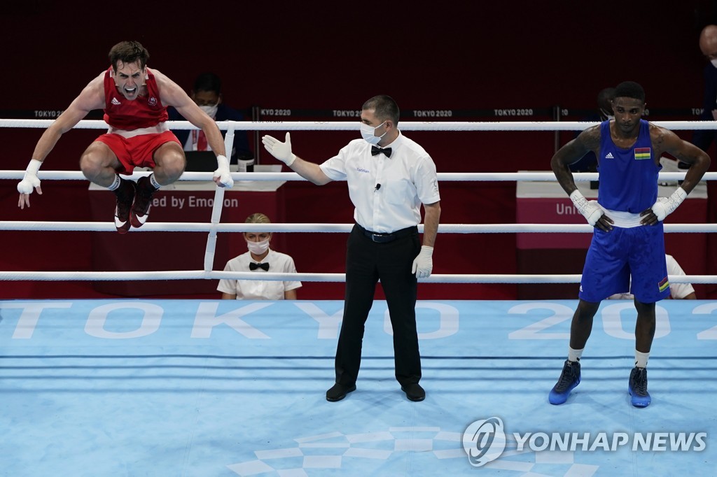 2020 도쿄올림픽 복싱 남자 웰터급 8강에서 승리한 에이던 월시(왼쪽)가 기쁨을 만끽하고 있다.