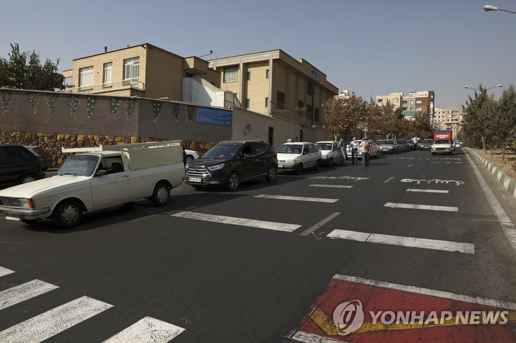 이란 테헤란서 주유하기 위해 대기하는 차량