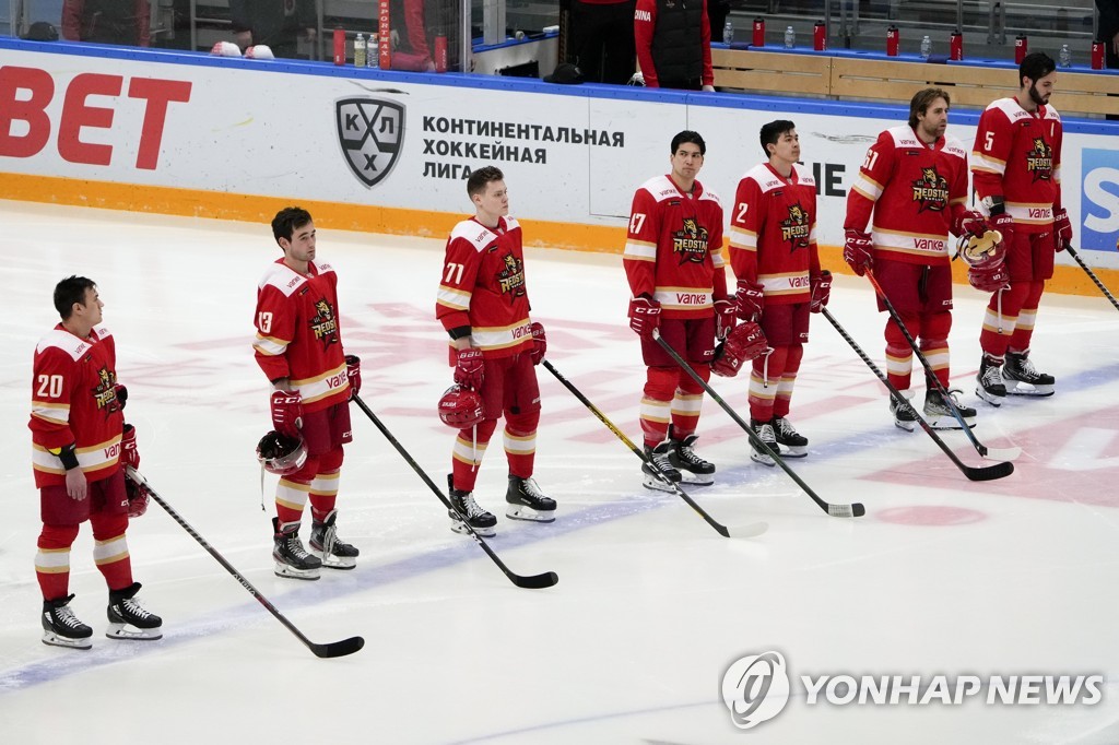 중국 국가 듣는 KHL 쿤룬 레드스타 선수들