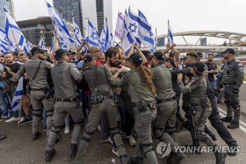 이스라엘 사법정비 입법 반대 시위대가 경찰과 충돌하는 모습.