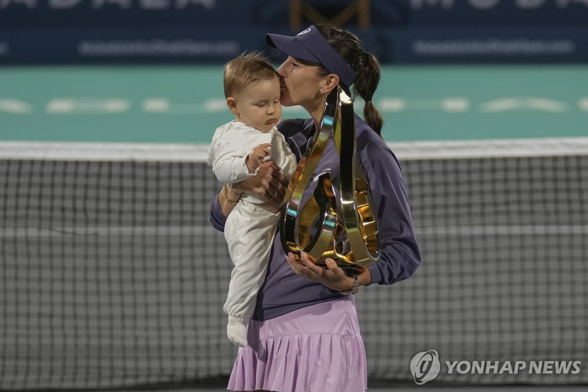 딸과 함께 우승 축하하는 벤치치(오른쪽)