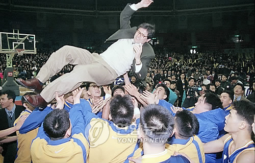 1997년 농구대잔치 우승 후 헹가래를 받는 최희암 부회장.