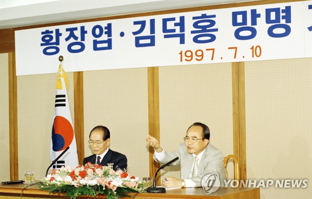 지난 1997년 7월 황장엽 북한 노동당 전 국제담당 비서(왼쪽)와 김덕홍 조선무역여광총회사 전 총사장이 안기부청사에서 기자회견을 갖고 망명 동기 등을 설명하고 있다. (자료사진)
