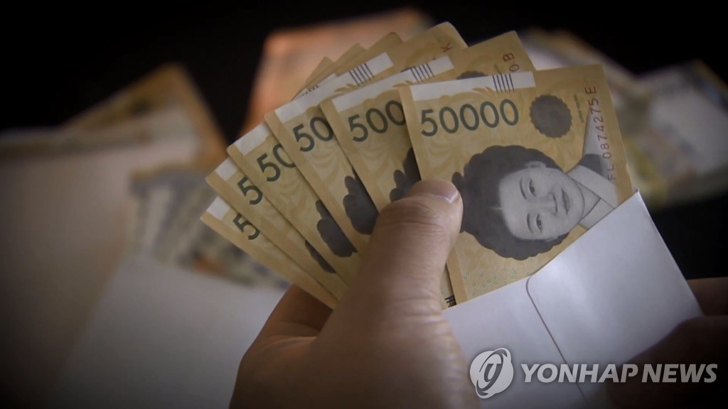 [단독]노래방기기 1위 금영 전 대표, 수십억 횡령혐의 검찰 조사 - 2