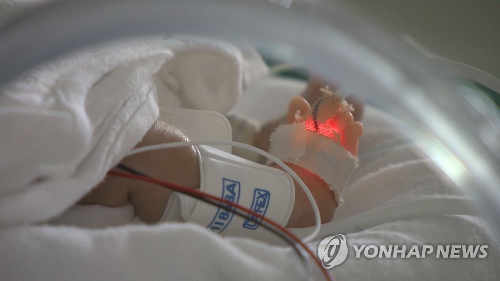 인큐베이터 안의 신생아