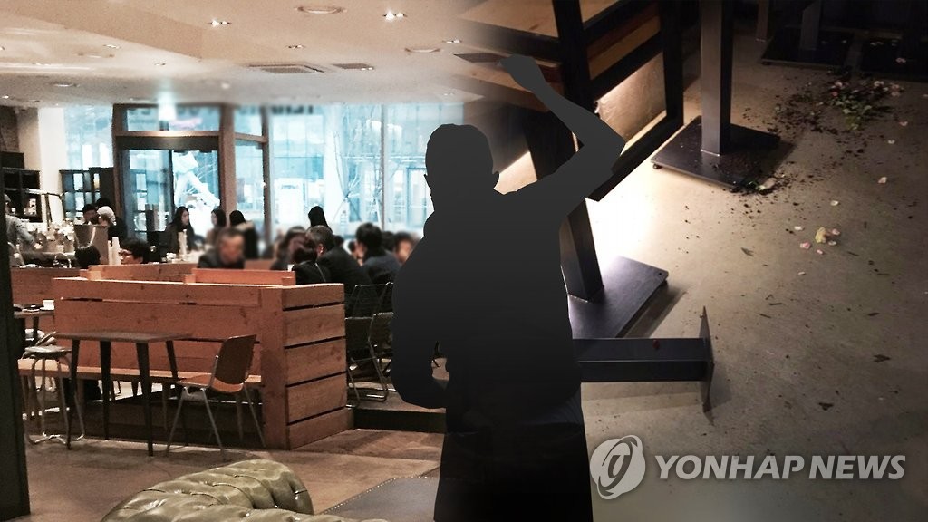 술 취해 종업원 폭행한 카페 사장…가정사 막말도(CG)