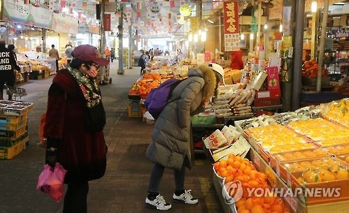 제주시 동문재래시장 관광하는 중국인 개별관광객