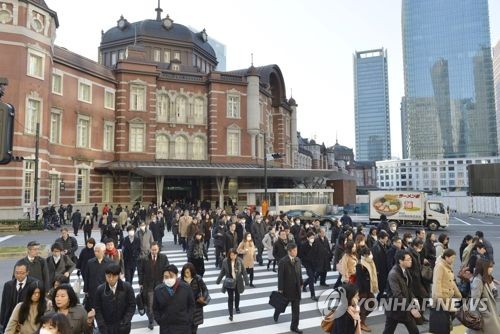 출근길의 직장인들(일본 도쿄역)