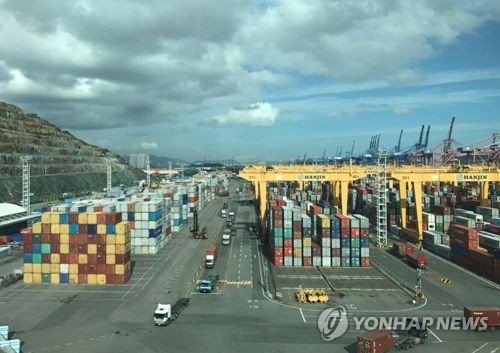 컨테이너 빼곡히 쌓인 부산신항 한진터미널
