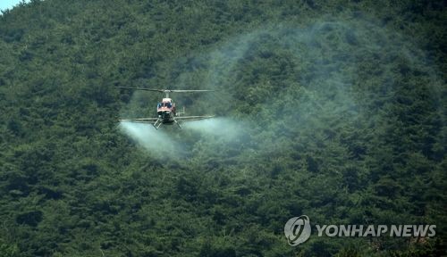 소나무재선충병 항공방제 모습