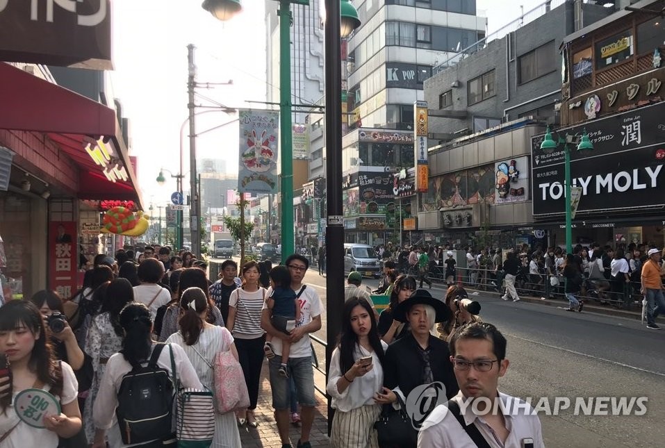 일본 도쿄의 코리아타운 신오쿠보 거리가 행인들로 붐비는 모습 [연합뉴스 자료사진]