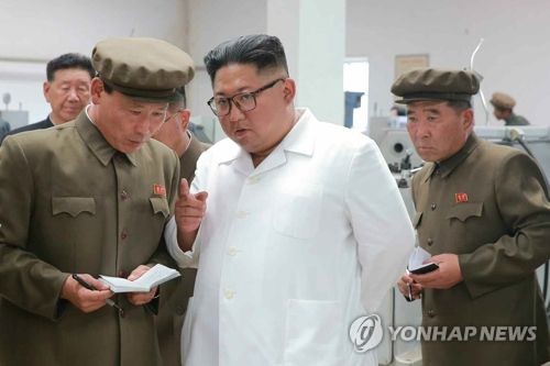 함경북도 기계공장 시찰하는 김정은