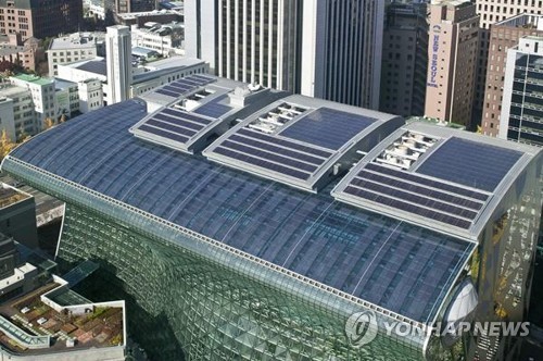 서울시청 지붕에 설치된 태양광 발전시설