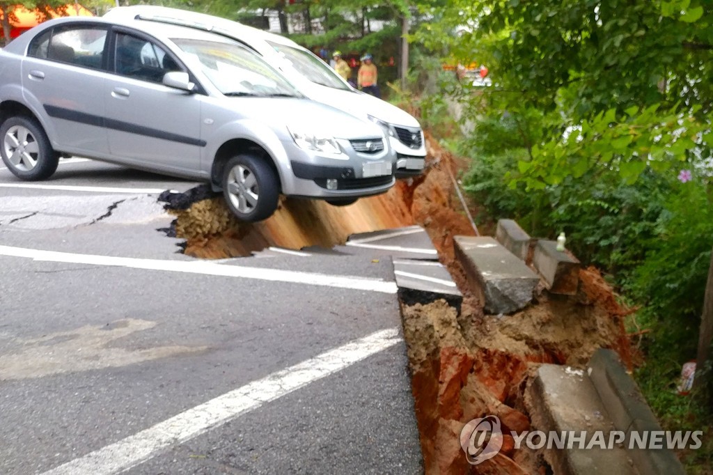 대규모 땅꺼짐으로 서울 금천구 아파트 '기우뚱'…150명 긴급대피