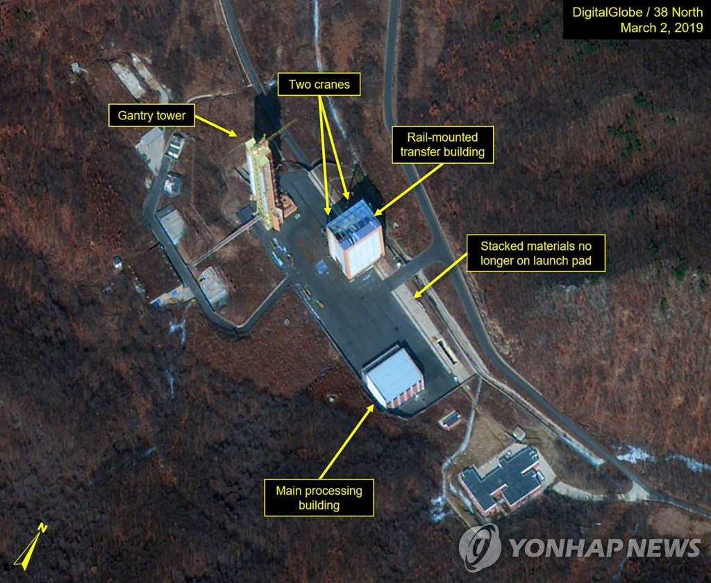 올해 3월 북한 동창리 미사일발사장에서 레일식 이동 구조물을 재건하는 움직임이 포착된 장면