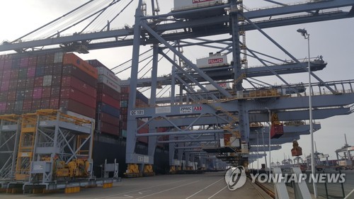 신항 서컨부두에 설치 예정인 기종과 비슷한 로테르담항의 더블 트롤리 안벽 크레인