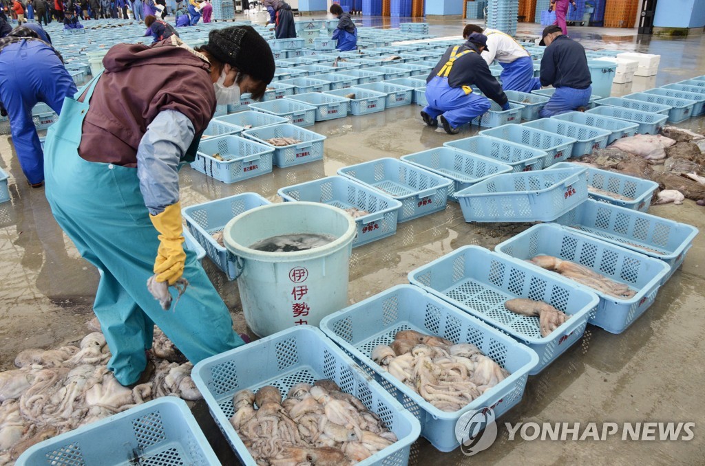 일본 후쿠시마현의 한 어항(漁港)에 수산물이 놓여 있다.