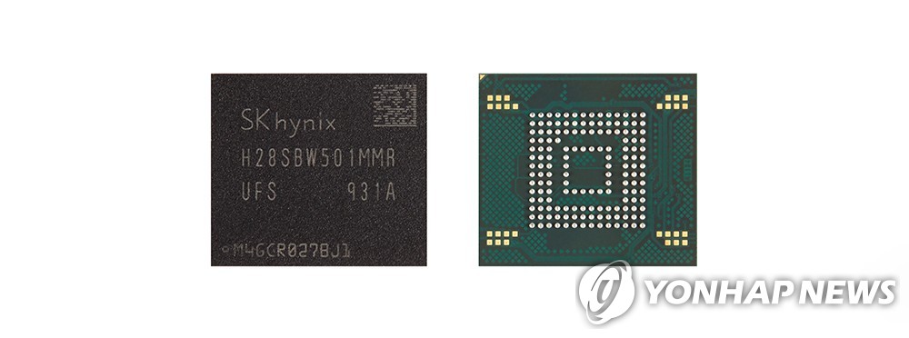This photo provided by SK hynix Inc. shows the company's NAND flash chips. (PHOTO NOT FOR SALE) (Yonhap)