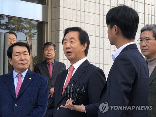 '딸 KT 부정채용' 질문 답하는 김성태 의원