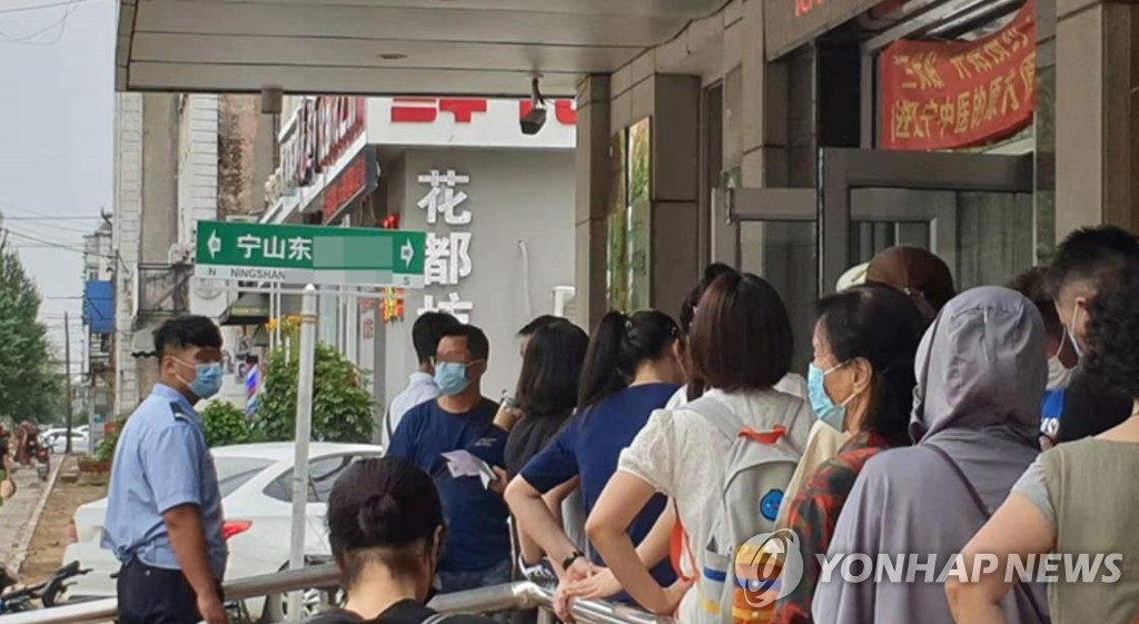중국 랴오닝성 선양의 한 병원에서 코로나19 백신 접종을 위해 대기 중인 주민들