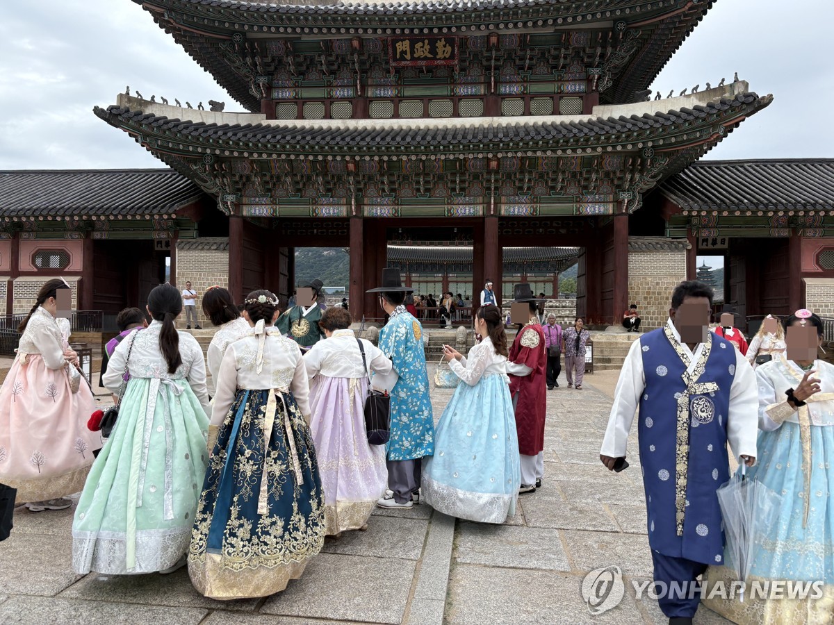 "날씨는 흐려도 관광은 해야지" 경복궁에 한복 입고 모인 외국인 관광객들