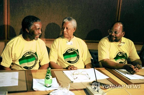 1997년 ANC 50회 전국대회에 참석한 만델라(가운데) 전 대통령과 주마 대통령