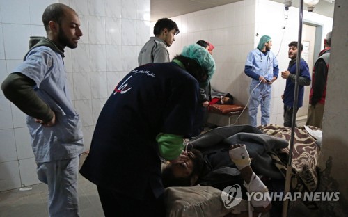 폭격으로 다친 사람들을 치료하는 의료진
