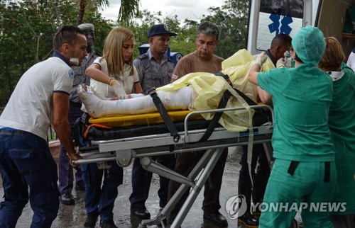 병원에 도착한 쿠바 추락 여객기 생존자 [AFP=연합뉴스] 