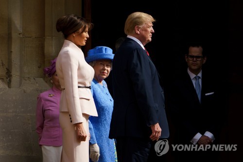 윈저 성에서 영국 여왕을 만난 트럼프 대통령 부부 [AFP=연합뉴스]