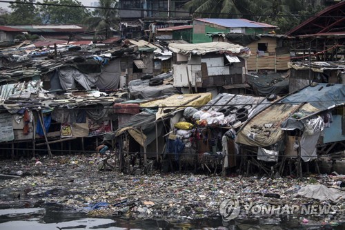 슈퍼 태풍 앞두고 타이어 등으로 지붕을 보강한 필리핀 주택들 [AFP=연합뉴스]