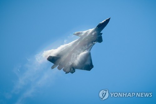 6일 열린 에어쇼에서 비행하는 젠-20 스텔스 전투기