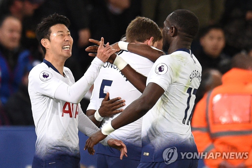 골 터뜨리고 기뻐하는 손흥민