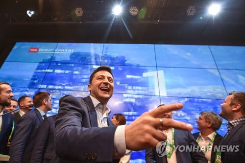 '압도적 승리' 출구조사 결과에 환호하는 젤렌스키 후보