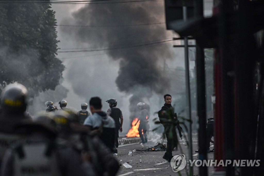 2019년 5월 22일 오전 인도네시아 대선 결과에 불복한 야권 지지자들이 벌인 폭력 시위 현장에 배치된 경찰관들. [AFP=연합뉴스]