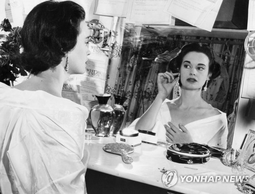 젊은 시절의 글로리아 밴더빌트(1954년 촬영)