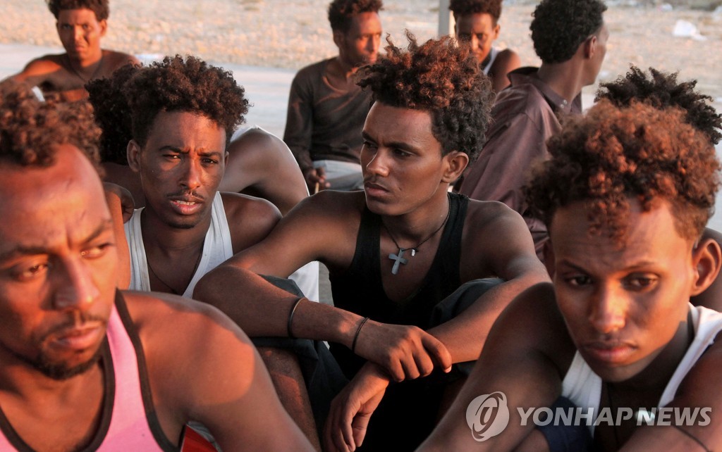 지난 25일(현지시간) 지중해에서 발생한 선박 전복 사고 당시 구조된 아프리카 난민들.