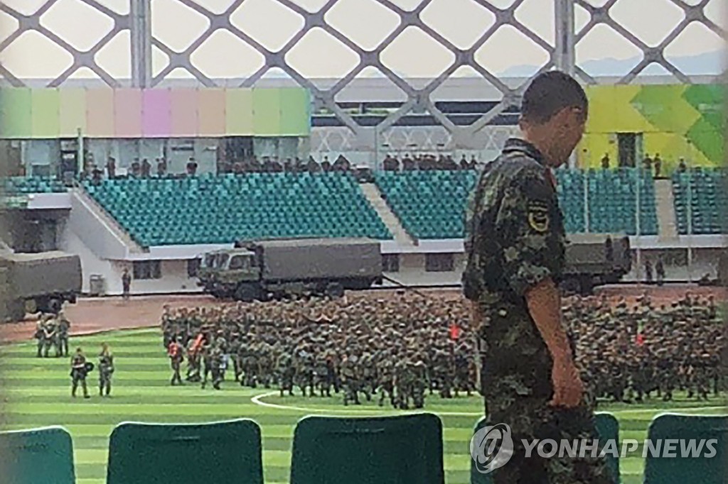 15일 중국 선전의 선전만에 있는 경기장에 병력이 집결해 있다. [AFP=연합뉴스]