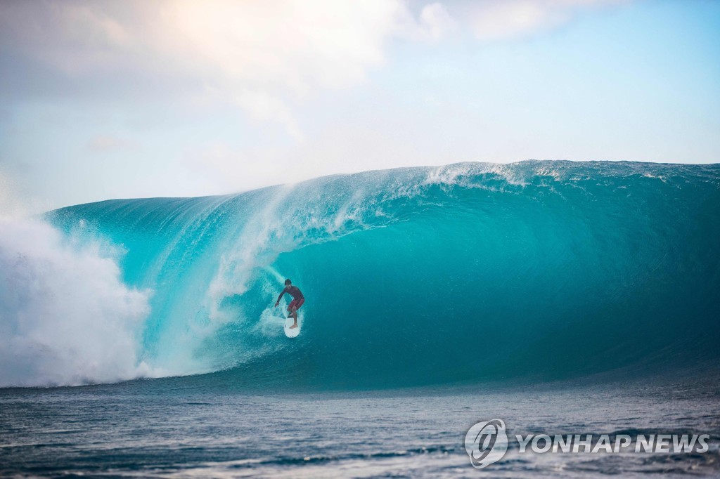 TAHITI-SURFING-TEAHUPOO