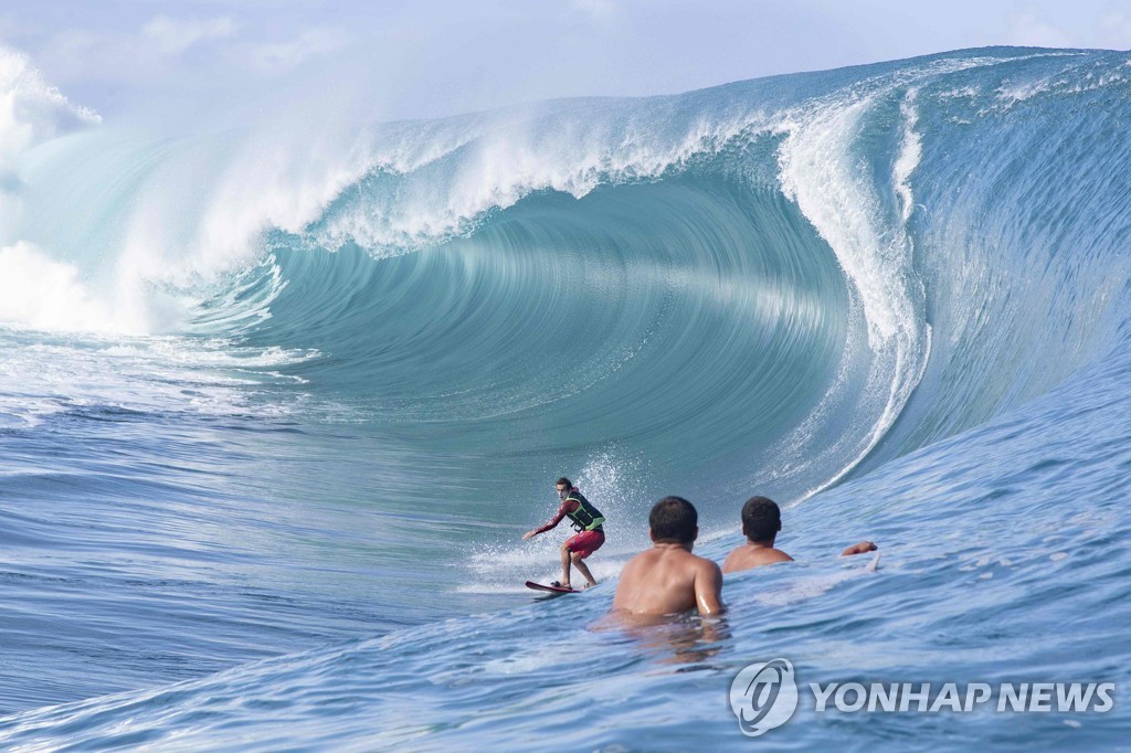TAHITI-SURFING-TEAHUPOO
