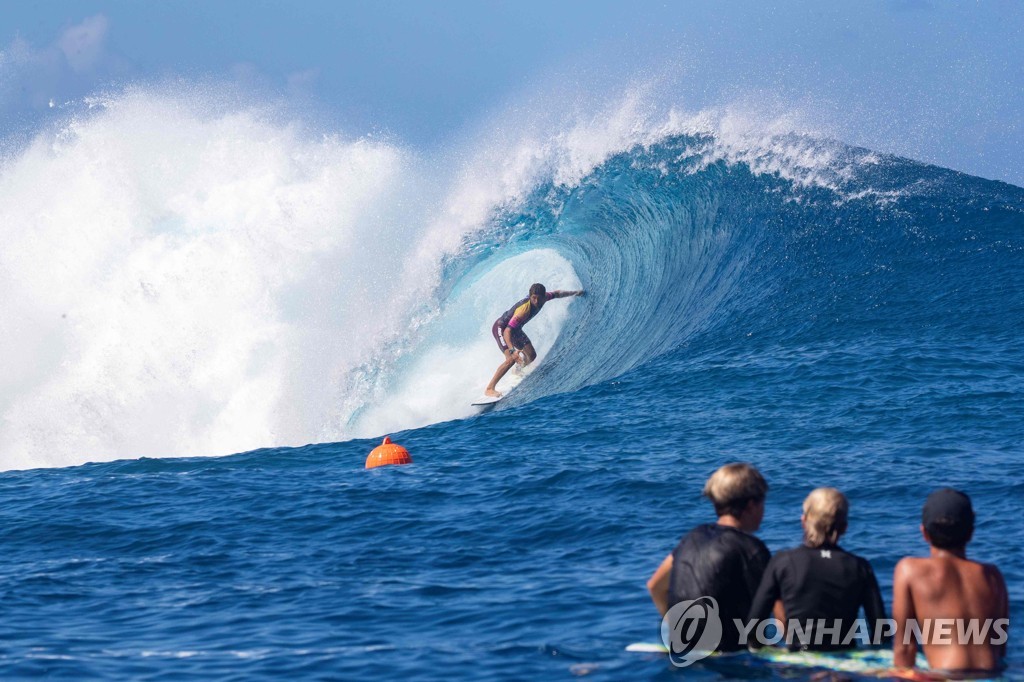 TAHITI-SURFING