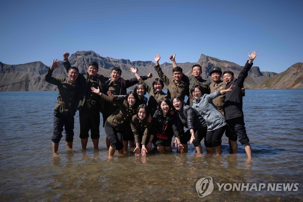 ′北 가을 낭만′…백두산 천지 찾은 북한 학생들