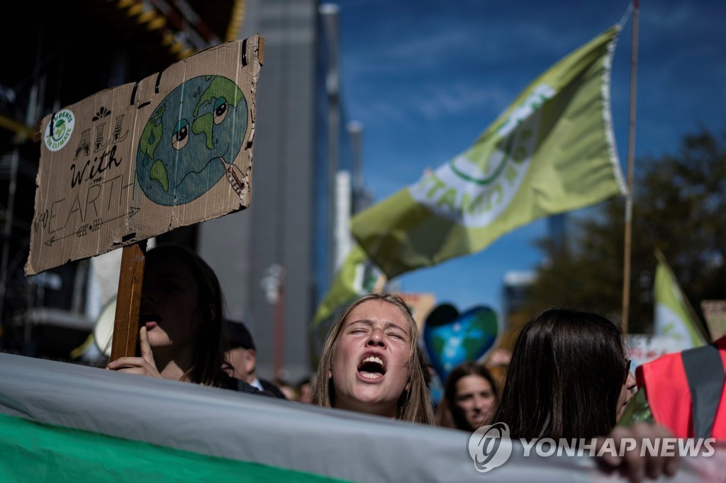 TOPSHOT-BELGIUM-CLIMATE-POLITICS-PROTEST