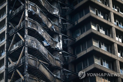 시위로 불에 탄 전기회사 건물