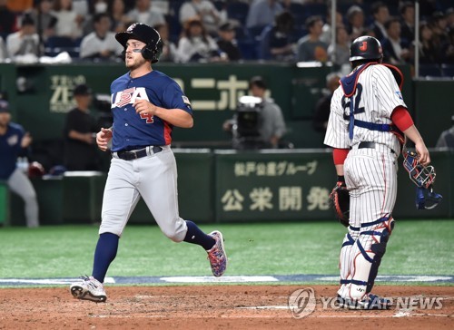 5회 알렉 봄의 적시타 때 홈을 밟는 마크 페이턴