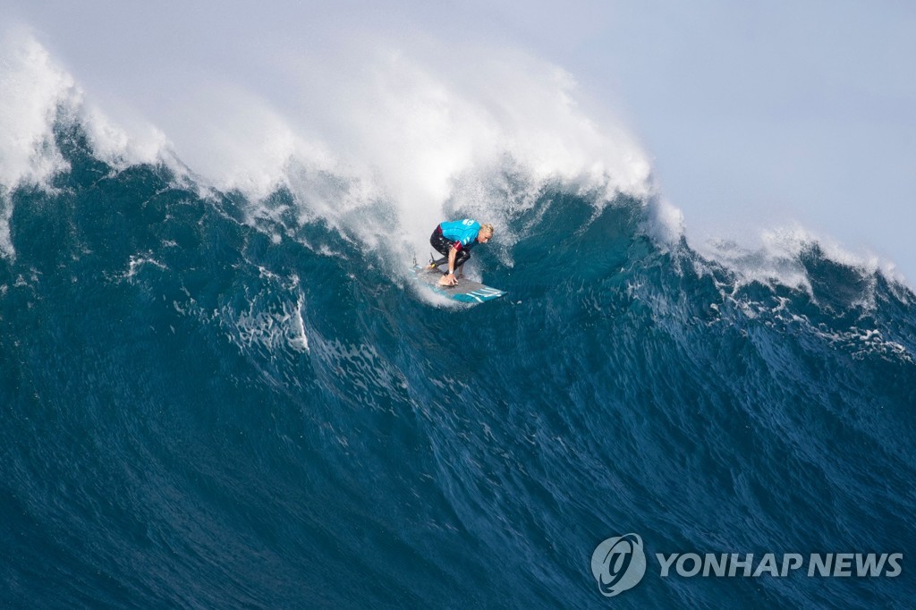 SURFING-JAWS-BIG-WAVE-COMPETITION