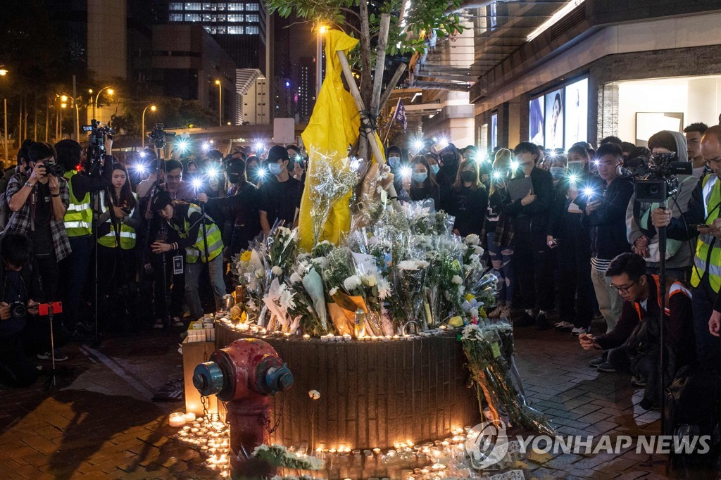 '시위 중 추락사한 마르코 렁을 기리며'…홍콩에서 추모 시위