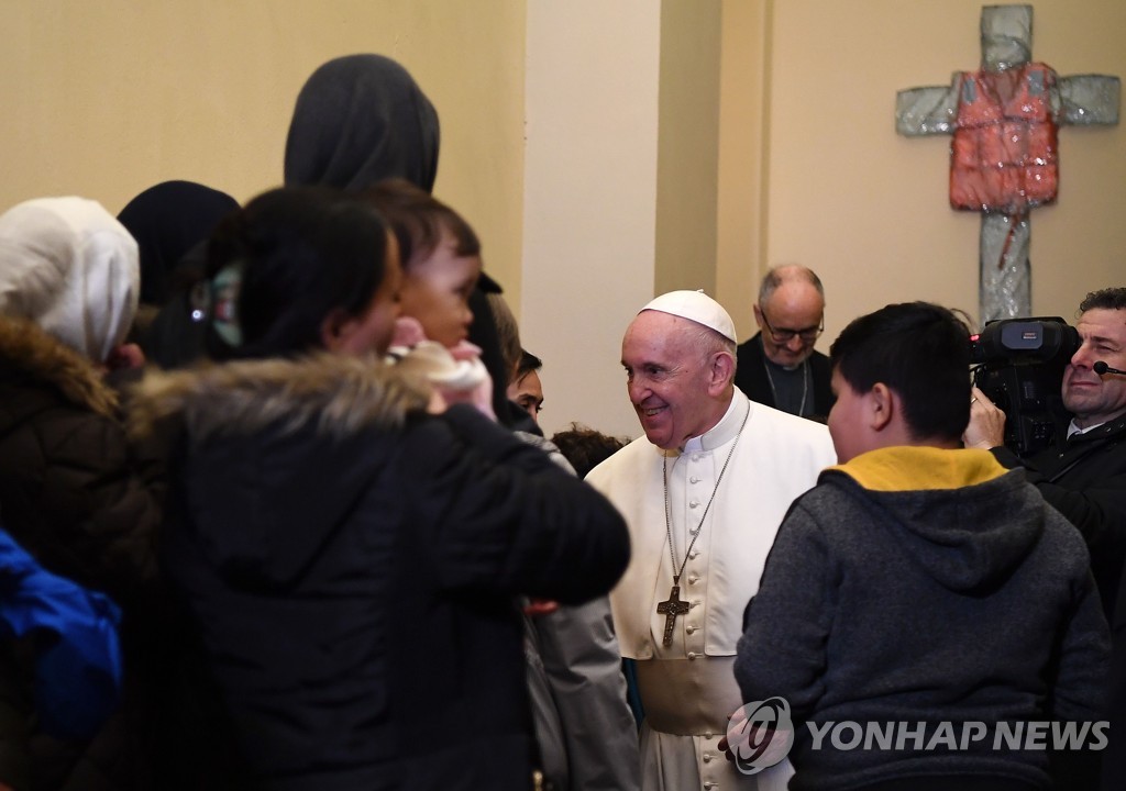 그리스에서 체류하다 바티칸으로 넘어온 33명의 난민을 접견하는 프란치스코 교황. [AFP=연합뉴스]