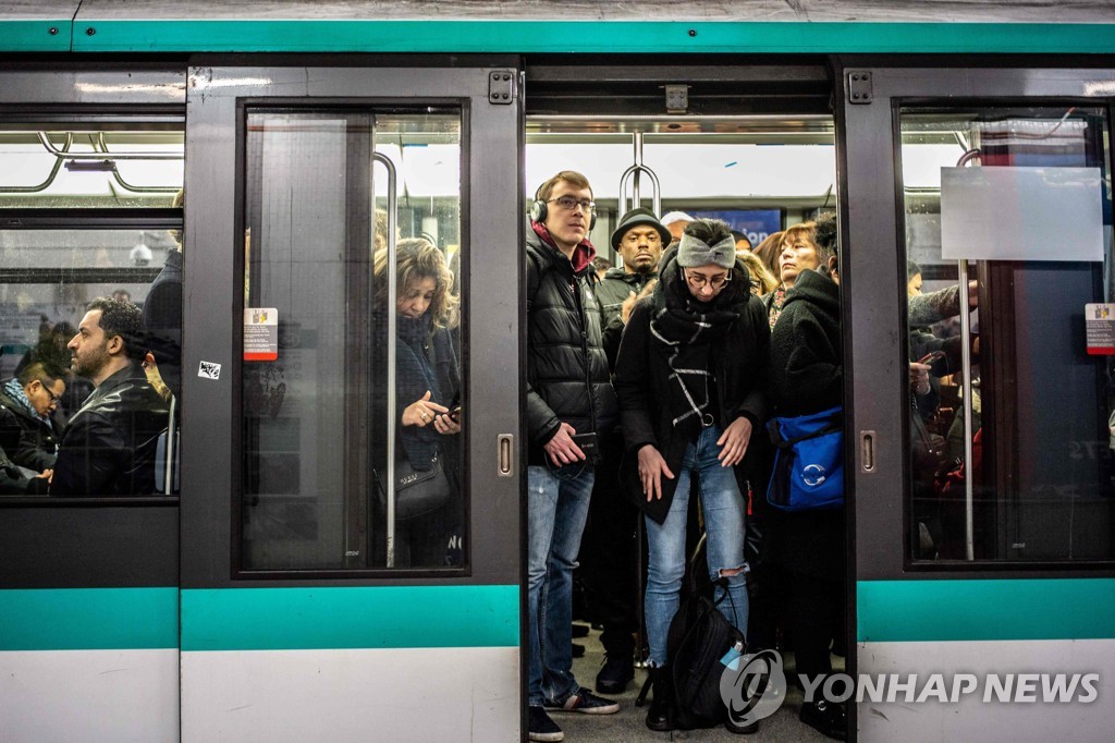 지난 10일, 파업으로 배차간격이 크게 준 프랑스 파리 지하철에 승객들이 가득 들어찬 모습. [AFP=연합뉴스 자료사진]
